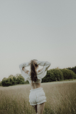 Bytom, Gliwice, Katowice, Pszczyna, Red Dress Studio, Rybnik, Wodzisław, Zabrze, aesthetic, fotograf żory, fotografia kobieca, minimalizm, sensual, sesja kobieca w plenerze, sesja kobieca żory, sesja o zachodzie słońca, sesja w plenerze, sesja w polu, voucher na sesję kobiecą, światło naturalne, Żory