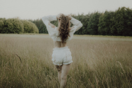 Bytom, Gliwice, Katowice, Pszczyna, Red Dress Studio, Rybnik, Wodzisław, Zabrze, aesthetic, fotograf żory, fotografia kobieca, minimalizm, sensual, sesja kobieca w plenerze, sesja kobieca żory, sesja o zachodzie słońca, sesja w plenerze, sesja w polu, voucher na sesję kobiecą, światło naturalne, Żory