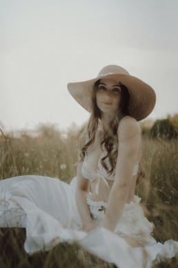 Bytom, Gliwice, Katowice, Pszczyna, Red Dress Studio, Rybnik, Wodzisław, Zabrze, aesthetic, fotograf żory, fotografia kobieca, minimalizm, sensual, sesja kobieca w plenerze, sesja kobieca żory, sesja o zachodzie słońca, sesja w plenerze, sesja w polu, voucher na sesję kobiecą, światło naturalne, Żory