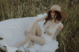 Bytom, Gliwice, Katowice, Pszczyna, Red Dress Studio, Rybnik, Wodzisław, Zabrze, aesthetic, fotograf żory, fotografia kobieca, minimalizm, sensual, sesja kobieca w plenerze, sesja kobieca żory, sesja o zachodzie słońca, sesja w plenerze, sesja w polu, voucher na sesję kobiecą, światło naturalne, Żory