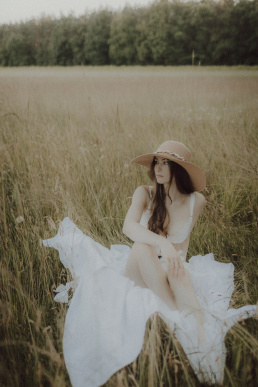 Bytom, Gliwice, Katowice, Pszczyna, Red Dress Studio, Rybnik, Wodzisław, Zabrze, aesthetic, fotograf żory, fotografia kobieca, minimalizm, sensual, sesja kobieca w plenerze, sesja kobieca żory, sesja o zachodzie słońca, sesja w plenerze, sesja w polu, voucher na sesję kobiecą, światło naturalne, Żory