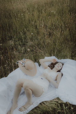 Bytom, Gliwice, Katowice, Pszczyna, Red Dress Studio, Rybnik, Wodzisław, Zabrze, aesthetic, fotograf żory, fotografia kobieca, minimalizm, sensual, sesja kobieca w plenerze, sesja kobieca żory, sesja o zachodzie słońca, sesja w plenerze, sesja w polu, voucher na sesję kobiecą, światło naturalne, Żory