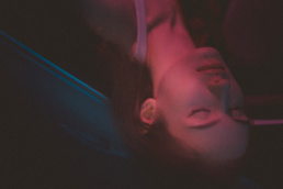 Bytom, Gliwice, Jastrzębie, Katowice, Pszczyna, Rybnik, Zabrze, aesthetic, filmowa, fotograf, fotografia, kierownica, look, noc, okno, przez okno, samochód, sesja kobieca, w aucie, w ruchu, Śląsk, światła, Żory