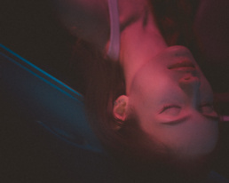 Bytom, Gliwice, Jastrzębie, Katowice, Pszczyna, Rybnik, Zabrze, aesthetic, filmowa, fotograf, fotografia, kierownica, look, noc, okno, przez okno, samochód, sesja kobieca, w aucie, w ruchu, Śląsk, światła, Żory