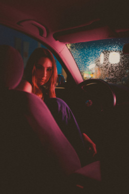 Bytom, Gliwice, Jastrzębie, Katowice, Pszczyna, Rybnik, Zabrze, aesthetic, filmowa, fotograf, fotografia, kierownica, look, noc, okno, przez okno, samochód, sesja kobieca, w aucie, w ruchu, Śląsk, światła, Żory