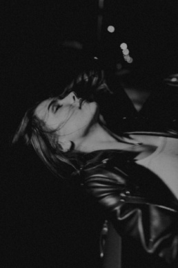 Bytom, Gliwice, Jastrzębie, Katowice, Pszczyna, Rybnik, Zabrze, aesthetic, filmowa, fotograf, fotografia, kierownica, look, noc, okno, przez okno, samochód, sesja kobieca, w aucie, w ruchu, Śląsk, światła, Żory