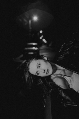 Bytom, Gliwice, Jastrzębie, Katowice, Pszczyna, Rybnik, Zabrze, aesthetic, filmowa, fotograf, fotografia, kierownica, look, noc, okno, przez okno, samochód, sesja kobieca, w aucie, w ruchu, Śląsk, światła, Żory