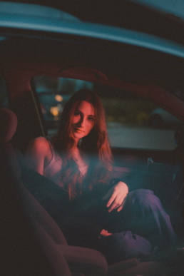 Bytom, Gliwice, Jastrzębie, Katowice, Pszczyna, Rybnik, Zabrze, aesthetic, filmowa, fotograf, fotografia, kierownica, look, noc, okno, przez okno, samochód, sesja kobieca, w aucie, w ruchu, Śląsk, światła, Żory