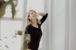 Bytom, Gliwice, Jastrzębie, Katowice, Pszczyna, Rybnik, Wodzisław, Zabrze, aesthetic, fotografia kobieca, jasne studio, minimalizm, red dress studio, sensual, sensualna, sesja buduarowa, sesja kobieca, sesja kobieca żory, sesja w studio Żory, voucher na sesję kobiecą, voucher na sesję zdjęciową, zmysłowa sesja, Śląsk, światło naturalne, Żory