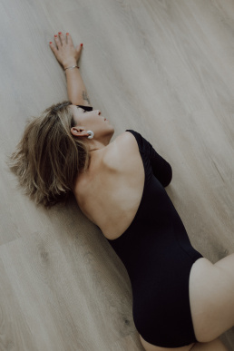 Bytom, Gliwice, Jastrzębie, Katowice, Pszczyna, Rybnik, Wodzisław, Zabrze, aesthetic, fotografia kobieca, jasne studio, minimalizm, red dress studio, sensual, sensualna, sesja buduarowa, sesja kobieca, sesja kobieca żory, sesja w studio Żory, voucher na sesję kobiecą, voucher na sesję zdjęciową, zmysłowa sesja, Śląsk, światło naturalne, Żory