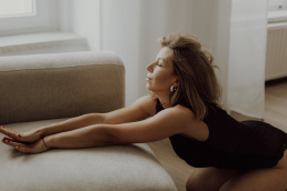 Bytom, Gliwice, Jastrzębie, Katowice, Pszczyna, Rybnik, Wodzisław, Zabrze, aesthetic, fotografia kobieca, jasne studio, minimalizm, red dress studio, sensual, sensualna, sesja buduarowa, sesja kobieca, sesja kobieca żory, sesja w studio Żory, voucher na sesję kobiecą, voucher na sesję zdjęciową, zmysłowa sesja, Śląsk, światło naturalne, Żory