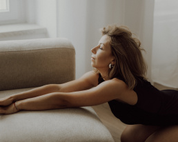 Bytom, Gliwice, Jastrzębie, Katowice, Pszczyna, Rybnik, Wodzisław, Zabrze, aesthetic, fotografia kobieca, jasne studio, minimalizm, red dress studio, sensual, sensualna, sesja buduarowa, sesja kobieca, sesja kobieca żory, sesja w studio Żory, voucher na sesję kobiecą, voucher na sesję zdjęciową, zmysłowa sesja, Śląsk, światło naturalne, Żory