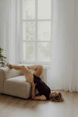 Bytom, Gliwice, Jastrzębie, Katowice, Pszczyna, Rybnik, Wodzisław, Zabrze, aesthetic, fotografia kobieca, jasne studio, minimalizm, red dress studio, sensual, sensualna, sesja buduarowa, sesja kobieca, sesja kobieca żory, sesja w studio Żory, voucher na sesję kobiecą, voucher na sesję zdjęciową, zmysłowa sesja, Śląsk, światło naturalne, Żory