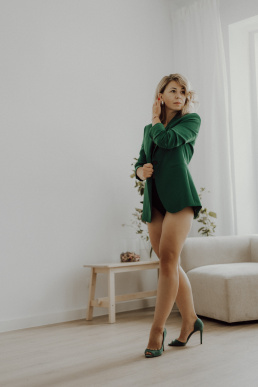 Bytom, Gliwice, Jastrzębie, Katowice, Pszczyna, Rybnik, Wodzisław, Zabrze, aesthetic, fotografia kobieca, jasne studio, minimalizm, red dress studio, sensual, sensualna, sesja buduarowa, sesja kobieca, sesja kobieca żory, sesja w studio Żory, voucher na sesję kobiecą, voucher na sesję zdjęciową, zmysłowa sesja, Śląsk, światło naturalne, Żory