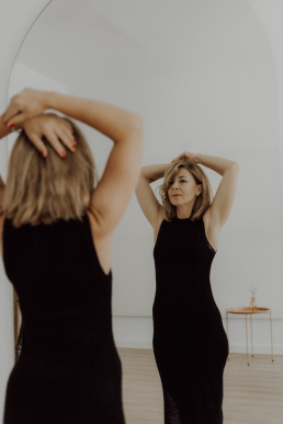 Bytom, Gliwice, Jastrzębie, Katowice, Pszczyna, Rybnik, Wodzisław, Zabrze, aesthetic, fotografia kobieca, jasne studio, minimalizm, red dress studio, sensual, sensualna, sesja buduarowa, sesja kobieca, sesja kobieca żory, sesja w studio Żory, voucher na sesję kobiecą, voucher na sesję zdjęciową, zmysłowa sesja, Śląsk, światło naturalne, Żory