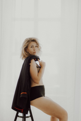 Bytom, Gliwice, Jastrzębie, Katowice, Pszczyna, Rybnik, Wodzisław, Zabrze, aesthetic, fotografia kobieca, jasne studio, minimalizm, red dress studio, sensual, sensualna, sesja buduarowa, sesja kobieca, sesja kobieca żory, sesja w studio Żory, voucher na sesję kobiecą, voucher na sesję zdjęciową, zmysłowa sesja, Śląsk, światło naturalne, Żory