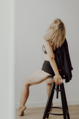 Bytom, Gliwice, Jastrzębie, Katowice, Pszczyna, Rybnik, Wodzisław, Zabrze, aesthetic, fotografia kobieca, jasne studio, minimalizm, red dress studio, sensual, sensualna, sesja buduarowa, sesja kobieca, sesja kobieca żory, sesja w studio Żory, voucher na sesję kobiecą, voucher na sesję zdjęciową, zmysłowa sesja, Śląsk, światło naturalne, Żory