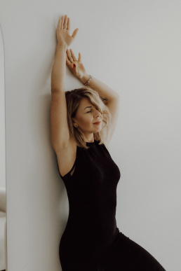 Bytom, Gliwice, Jastrzębie, Katowice, Pszczyna, Rybnik, Wodzisław, Zabrze, aesthetic, fotografia kobieca, jasne studio, minimalizm, red dress studio, sensual, sensualna, sesja buduarowa, sesja kobieca, sesja kobieca żory, sesja w studio Żory, voucher na sesję kobiecą, voucher na sesję zdjęciową, zmysłowa sesja, Śląsk, światło naturalne, Żory