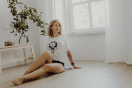 Bytom, Gliwice, Jastrzębie, Katowice, Pszczyna, Rybnik, Wodzisław, Zabrze, aesthetic, fotografia kobieca, jasne studio, minimalizm, red dress studio, sensual, sensualna, sesja buduarowa, sesja kobieca, sesja kobieca żory, sesja w studio Żory, voucher na sesję kobiecą, voucher na sesję zdjęciową, zmysłowa sesja, Śląsk, światło naturalne, Żory