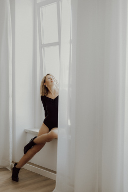 Bytom, Gliwice, Jastrzębie, Katowice, Pszczyna, Rybnik, Wodzisław, Zabrze, aesthetic, fotografia kobieca, jasne studio, minimalizm, red dress studio, sensual, sensualna, sesja buduarowa, sesja kobieca, sesja kobieca żory, sesja w studio Żory, voucher na sesję kobiecą, voucher na sesję zdjęciową, zmysłowa sesja, Śląsk, światło naturalne, Żory