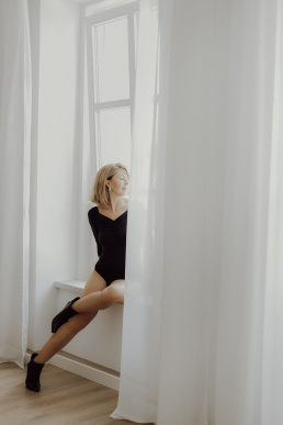 Bytom, Gliwice, Jastrzębie, Katowice, Pszczyna, Rybnik, Wodzisław, Zabrze, aesthetic, fotografia kobieca, jasne studio, minimalizm, red dress studio, sensual, sensualna, sesja buduarowa, sesja kobieca, sesja kobieca żory, sesja w studio Żory, voucher na sesję kobiecą, voucher na sesję zdjęciową, zmysłowa sesja, Śląsk, światło naturalne, Żory