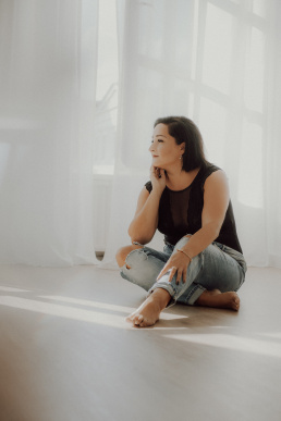 Bytom, Gliwice, Jastrzębie, Katowice, Pszczyna, Rybnik, Wodzisław, Zabrze, aesthetic, fotografia kobieca, jasne studio, minimalizm, red dress studio, sensual, sensualna, sesja buduarowa, sesja kobieca, sesja kobieca żory, sesja w studio Żory, voucher na sesję kobiecą, voucher na sesję zdjęciową, zmysłowa sesja, Śląsk, światło naturalne, Żory