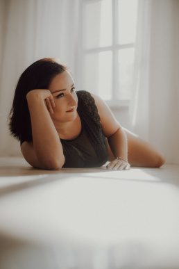 Bytom, Gliwice, Jastrzębie, Katowice, Pszczyna, Rybnik, Wodzisław, Zabrze, aesthetic, fotografia kobieca, jasne studio, minimalizm, red dress studio, sensual, sensualna, sesja buduarowa, sesja kobieca, sesja kobieca żory, sesja w studio Żory, voucher na sesję kobiecą, voucher na sesję zdjęciową, zmysłowa sesja, Śląsk, światło naturalne, Żory