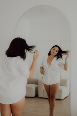 Bytom, Gliwice, Jastrzębie, Katowice, Pszczyna, Rybnik, Wodzisław, Zabrze, aesthetic, fotografia kobieca, jasne studio, minimalizm, red dress studio, sensual, sensualna, sesja buduarowa, sesja kobieca, sesja kobieca żory, sesja w studio Żory, voucher na sesję kobiecą, voucher na sesję zdjęciową, zmysłowa sesja, Śląsk, światło naturalne, Żory