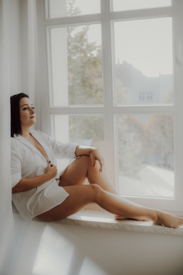 Bytom, Gliwice, Jastrzębie, Katowice, Pszczyna, Rybnik, Wodzisław, Zabrze, aesthetic, fotografia kobieca, jasne studio, minimalizm, red dress studio, sensual, sensualna, sesja buduarowa, sesja kobieca, sesja kobieca żory, sesja w studio Żory, voucher na sesję kobiecą, voucher na sesję zdjęciową, zmysłowa sesja, Śląsk, światło naturalne, Żory