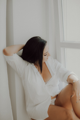 Bytom, Gliwice, Jastrzębie, Katowice, Pszczyna, Rybnik, Wodzisław, Zabrze, aesthetic, fotografia kobieca, jasne studio, minimalizm, red dress studio, sensual, sensualna, sesja buduarowa, sesja kobieca, sesja kobieca żory, sesja w studio Żory, voucher na sesję kobiecą, voucher na sesję zdjęciową, zmysłowa sesja, Śląsk, światło naturalne, Żory