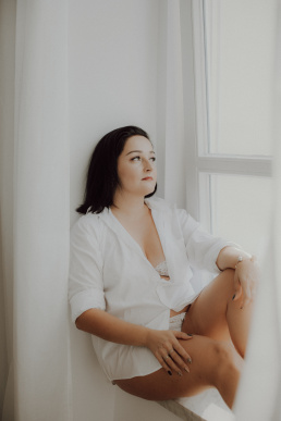 Bytom, Gliwice, Jastrzębie, Katowice, Pszczyna, Rybnik, Wodzisław, Zabrze, aesthetic, fotografia kobieca, jasne studio, minimalizm, red dress studio, sensual, sensualna, sesja buduarowa, sesja kobieca, sesja kobieca żory, sesja w studio Żory, voucher na sesję kobiecą, voucher na sesję zdjęciową, zmysłowa sesja, Śląsk, światło naturalne, Żory