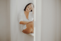 Bytom, Gliwice, Jastrzębie, Katowice, Pszczyna, Rybnik, Wodzisław, Zabrze, aesthetic, fotografia kobieca, jasne studio, minimalizm, red dress studio, sensual, sensualna, sesja buduarowa, sesja kobieca, sesja kobieca żory, sesja w studio Żory, voucher na sesję kobiecą, voucher na sesję zdjęciową, zmysłowa sesja, Śląsk, światło naturalne, Żory