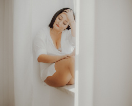 Bytom, Gliwice, Jastrzębie, Katowice, Pszczyna, Rybnik, Wodzisław, Zabrze, aesthetic, fotografia kobieca, jasne studio, minimalizm, red dress studio, sensual, sensualna, sesja buduarowa, sesja kobieca, sesja kobieca żory, sesja w studio Żory, voucher na sesję kobiecą, voucher na sesję zdjęciową, zmysłowa sesja, Śląsk, światło naturalne, Żory