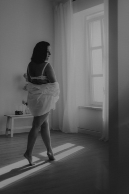 Bytom, Gliwice, Jastrzębie, Katowice, Pszczyna, Rybnik, Wodzisław, Zabrze, aesthetic, fotografia kobieca, jasne studio, minimalizm, red dress studio, sensual, sensualna, sesja buduarowa, sesja kobieca, sesja kobieca żory, sesja w studio Żory, voucher na sesję kobiecą, voucher na sesję zdjęciową, zmysłowa sesja, Śląsk, światło naturalne, Żory