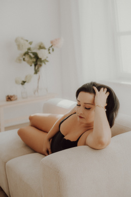 Bytom, Gliwice, Jastrzębie, Katowice, Pszczyna, Rybnik, Wodzisław, Zabrze, aesthetic, fotografia kobieca, jasne studio, minimalizm, red dress studio, sensual, sensualna, sesja buduarowa, sesja kobieca, sesja kobieca żory, sesja w studio Żory, voucher na sesję kobiecą, voucher na sesję zdjęciową, zmysłowa sesja, Śląsk, światło naturalne, Żory