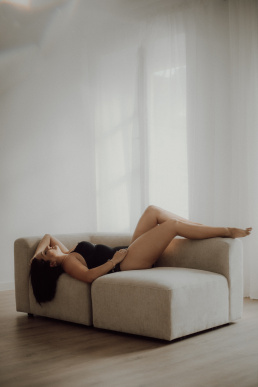 Bytom, Gliwice, Jastrzębie, Katowice, Pszczyna, Rybnik, Wodzisław, Zabrze, aesthetic, fotografia kobieca, jasne studio, minimalizm, red dress studio, sensual, sensualna, sesja buduarowa, sesja kobieca, sesja kobieca żory, sesja w studio Żory, voucher na sesję kobiecą, voucher na sesję zdjęciową, zmysłowa sesja, Śląsk, światło naturalne, Żory