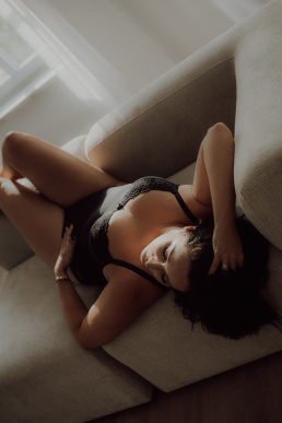 Bytom, Gliwice, Jastrzębie, Katowice, Pszczyna, Rybnik, Wodzisław, Zabrze, aesthetic, fotografia kobieca, jasne studio, minimalizm, red dress studio, sensual, sensualna, sesja buduarowa, sesja kobieca, sesja kobieca żory, sesja w studio Żory, voucher na sesję kobiecą, voucher na sesję zdjęciową, zmysłowa sesja, Śląsk, światło naturalne, Żory