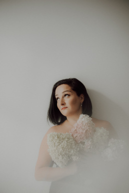 Bytom, Gliwice, Jastrzębie, Katowice, Pszczyna, Rybnik, Wodzisław, Zabrze, aesthetic, fotografia kobieca, jasne studio, minimalizm, red dress studio, sensual, sensualna, sesja buduarowa, sesja kobieca, sesja kobieca żory, sesja w studio Żory, voucher na sesję kobiecą, voucher na sesję zdjęciową, zmysłowa sesja, Śląsk, światło naturalne, Żory