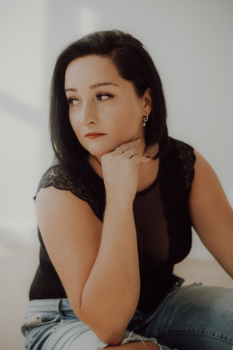 Bytom, Gliwice, Jastrzębie, Katowice, Pszczyna, Rybnik, Wodzisław, Zabrze, aesthetic, fotografia kobieca, jasne studio, minimalizm, red dress studio, sensual, sensualna, sesja buduarowa, sesja kobieca, sesja kobieca żory, sesja w studio Żory, voucher na sesję kobiecą, voucher na sesję zdjęciową, zmysłowa sesja, Śląsk, światło naturalne, Żory