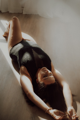 Bytom, Gliwice, Jastrzębie, Katowice, Pszczyna, Rybnik, Wodzisław, Zabrze, aesthetic, fotografia kobieca, jasne studio, minimalizm, red dress studio, sensual, sensualna, sesja buduarowa, sesja kobieca, sesja kobieca żory, sesja w studio Żory, voucher na sesję kobiecą, voucher na sesję zdjęciową, zmysłowa sesja, Śląsk, światło naturalne, Żory