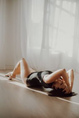 Bytom, Gliwice, Jastrzębie, Katowice, Pszczyna, Rybnik, Wodzisław, Zabrze, aesthetic, fotografia kobieca, jasne studio, minimalizm, red dress studio, sensual, sensualna, sesja buduarowa, sesja kobieca, sesja kobieca żory, sesja w studio Żory, voucher na sesję kobiecą, voucher na sesję zdjęciową, zmysłowa sesja, Śląsk, światło naturalne, Żory