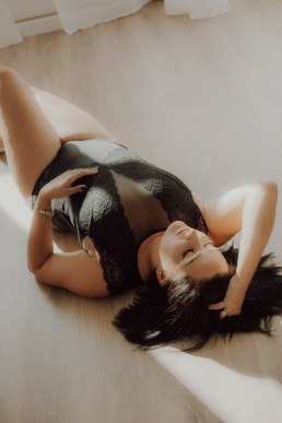 Bytom, Gliwice, Jastrzębie, Katowice, Pszczyna, Rybnik, Wodzisław, Zabrze, aesthetic, fotografia kobieca, jasne studio, minimalizm, red dress studio, sensual, sensualna, sesja buduarowa, sesja kobieca, sesja kobieca żory, sesja w studio Żory, voucher na sesję kobiecą, voucher na sesję zdjęciową, zmysłowa sesja, Śląsk, światło naturalne, Żory