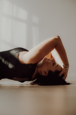 Bytom, Gliwice, Jastrzębie, Katowice, Pszczyna, Rybnik, Wodzisław, Zabrze, aesthetic, fotografia kobieca, jasne studio, minimalizm, red dress studio, sensual, sensualna, sesja buduarowa, sesja kobieca, sesja kobieca żory, sesja w studio Żory, voucher na sesję kobiecą, voucher na sesję zdjęciową, zmysłowa sesja, Śląsk, światło naturalne, Żory