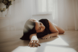 Bytom, Gliwice, Jastrzębie, Katowice, Pszczyna, Rybnik, Wodzisław, Zabrze, aesthetic, fotografia kobieca, jasne studio, minimalizm, red dress studio, sensual, sensualna, sesja buduarowa, sesja kobieca, sesja kobieca żory, sesja w studio Żory, voucher na sesję kobiecą, voucher na sesję zdjęciową, zmysłowa sesja, Śląsk, światło naturalne, Żory