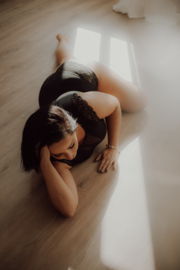 Bytom, Gliwice, Jastrzębie, Katowice, Pszczyna, Rybnik, Wodzisław, Zabrze, aesthetic, fotografia kobieca, jasne studio, minimalizm, red dress studio, sensual, sensualna, sesja buduarowa, sesja kobieca, sesja kobieca żory, sesja w studio Żory, voucher na sesję kobiecą, voucher na sesję zdjęciową, zmysłowa sesja, Śląsk, światło naturalne, Żory