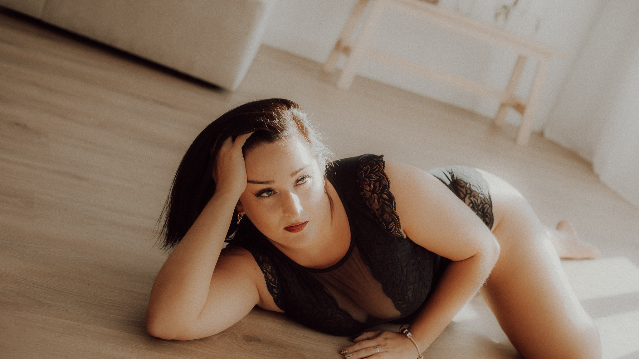 Bytom, Gliwice, Jastrzębie, Katowice, Pszczyna, Rybnik, Wodzisław, Zabrze, aesthetic, fotografia kobieca, jasne studio, minimalizm, red dress studio, sensual, sensualna, sesja buduarowa, sesja kobieca, sesja kobieca żory, sesja w studio Żory, voucher na sesję kobiecą, voucher na sesję zdjęciową, zmysłowa sesja, Śląsk, światło naturalne, Żory