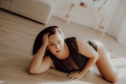 Bytom, Gliwice, Jastrzębie, Katowice, Pszczyna, Rybnik, Wodzisław, Zabrze, aesthetic, fotografia kobieca, jasne studio, minimalizm, red dress studio, sensual, sensualna, sesja buduarowa, sesja kobieca, sesja kobieca żory, sesja w studio Żory, voucher na sesję kobiecą, voucher na sesję zdjęciową, zmysłowa sesja, Śląsk, światło naturalne, Żory