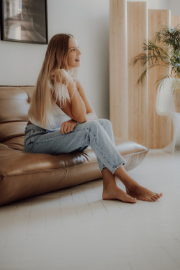 Bytom, Gliwice, Jastrzębie, Katowice, Pszczyna, Rybnik, Wodzisław, Zabrze, aesthetic, fotografia kobieca, jasne studio, minimalizm, red dress studio, sensual, sensualna, sesja buduarowa, sesja kobieca, sesja kobieca żory, sesja w studio Żory, voucher na sesję kobiecą, voucher na sesję zdjęciową, zmysłowa sesja, Śląsk, światło naturalne, Żory