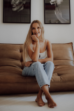 Bytom, Gliwice, Jastrzębie, Katowice, Pszczyna, Rybnik, Wodzisław, Zabrze, aesthetic, fotografia kobieca, jasne studio, minimalizm, red dress studio, sensual, sensualna, sesja buduarowa, sesja kobieca, sesja kobieca żory, sesja w studio Żory, voucher na sesję kobiecą, voucher na sesję zdjęciową, zmysłowa sesja, Śląsk, światło naturalne, Żory