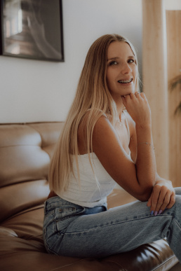 Bytom, Gliwice, Jastrzębie, Katowice, Pszczyna, Rybnik, Wodzisław, Zabrze, aesthetic, fotografia kobieca, jasne studio, minimalizm, red dress studio, sensual, sensualna, sesja buduarowa, sesja kobieca, sesja kobieca żory, sesja w studio Żory, voucher na sesję kobiecą, voucher na sesję zdjęciową, zmysłowa sesja, Śląsk, światło naturalne, Żory